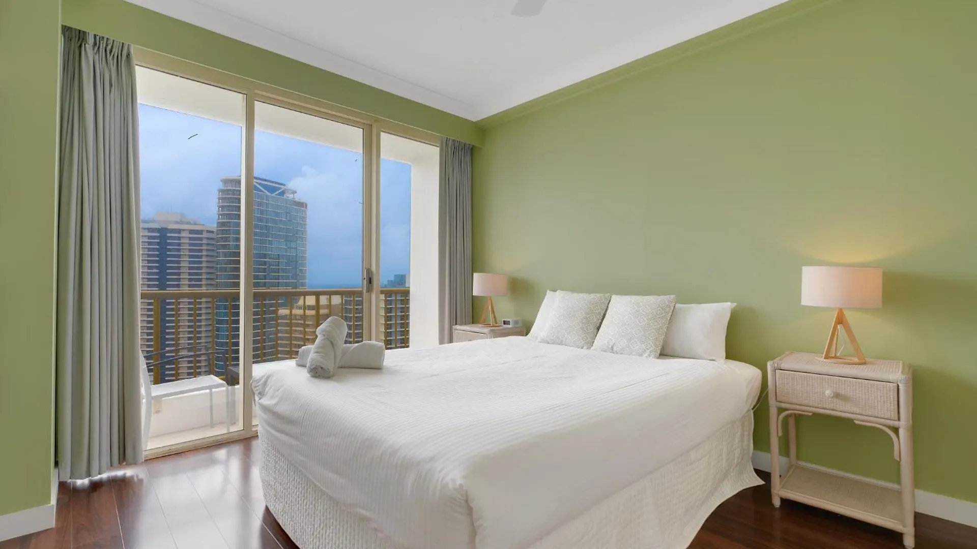 Stylish 1Br Beachside Escape - Heart Of Gold Coast Apartment